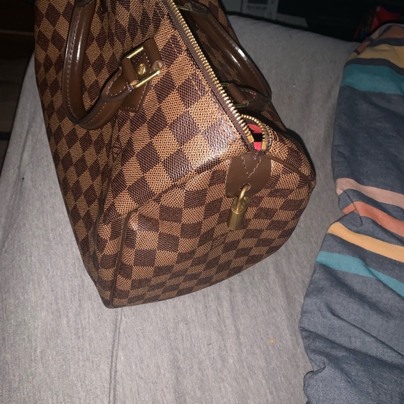 I am selling the Louis Vuitton bag i don’t wear it anymore. - Picture 3 of 4